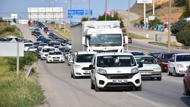 Kavga ettiği amcasını sokak ortasında tabancayla vurdu