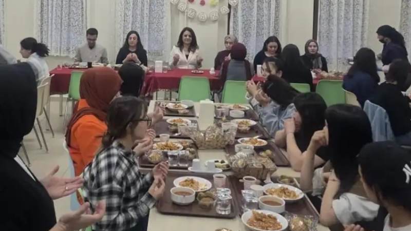 Kavga ettiği amcasını sokak ortasında tabancayla vurdu