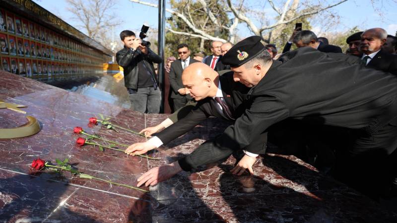 Kavga ettiği amcasını sokak ortasında tabancayla vurdu