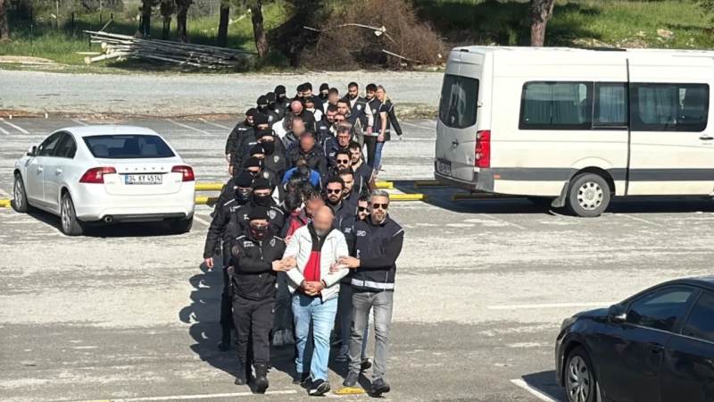 Kavga ettiği amcasını sokak ortasında tabancayla vurdu