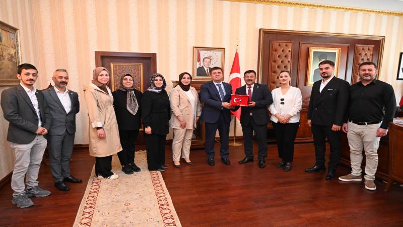 Kavga ettiği amcasını sokak ortasında tabancayla vurdu