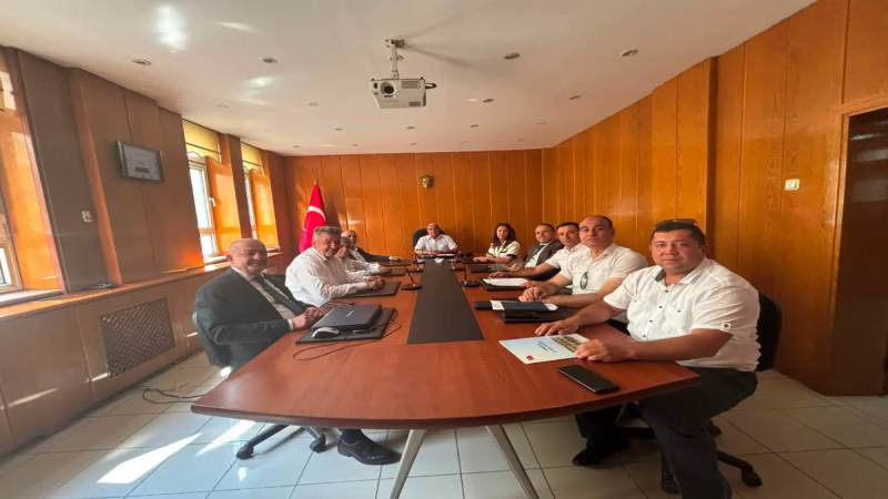 Kavga ettiği amcasını sokak ortasında tabancayla vurdu